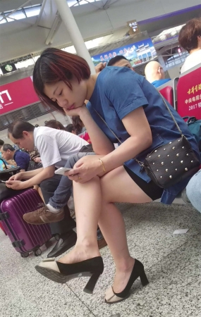 性感鱼嘴高跟鞋街拍短裙美腿