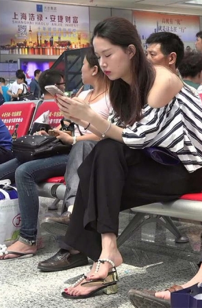 高挑皮裙美女