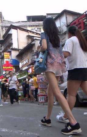 装扮很清新的美女