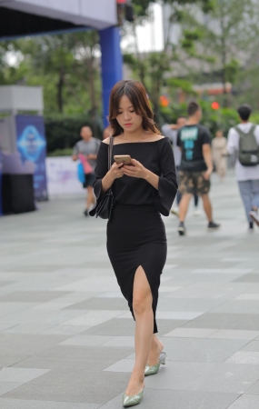 黑色包臀裙妹子