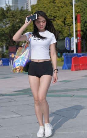 51美女的身材在瑜伽紧身裤的勾勒下更显凹凸有致