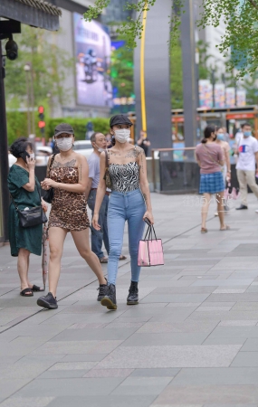 街拍吊带背心，牛仔美眉