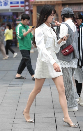 诱惑肉丝高跟街拍少妇-14P