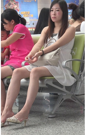 白裙美腿妹子