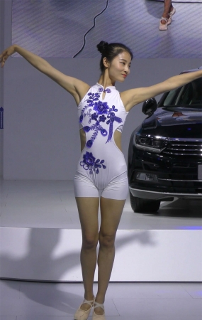 紧身连体衣美三角舞蹈美女