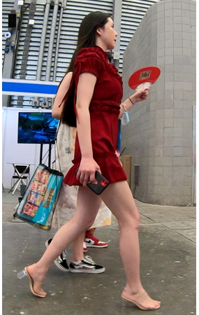 红裙美女