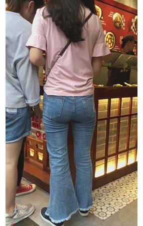 牛仔喇叭裤妹子