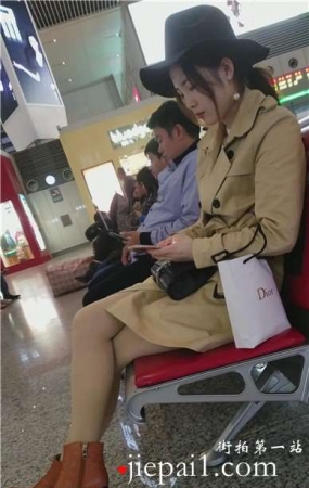 4k-高铁站候车室拍摄长腿肉丝高跟鞋女神，颜值超高。