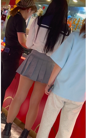 百褶裙美女