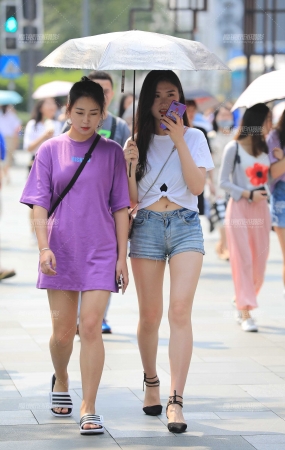 热裤美眉