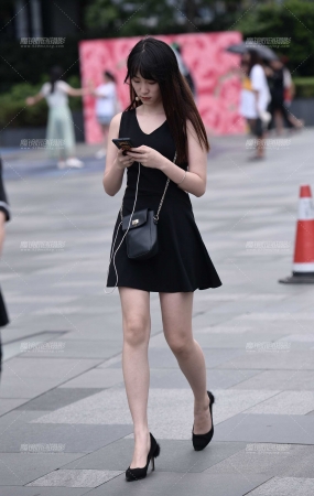 玩手机的小姐姐