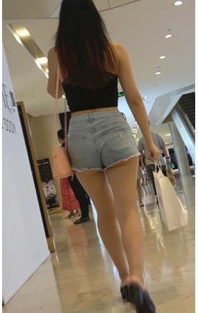 商场里的露腰热裤月牙妹子