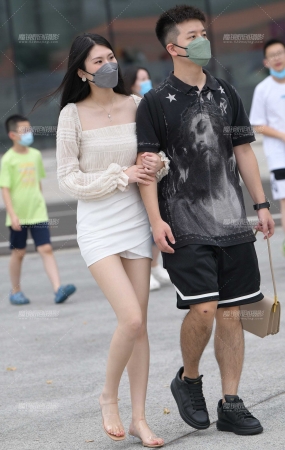 我有个白皙美腿的女盆友