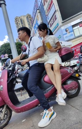 极品旗袍短裙美美人上车诱人