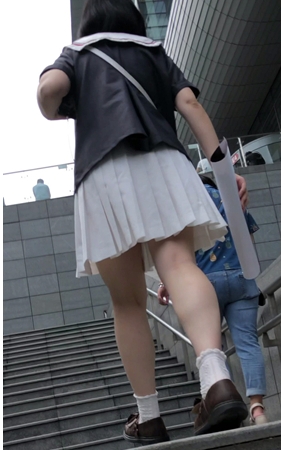 白色百褶裙妹子