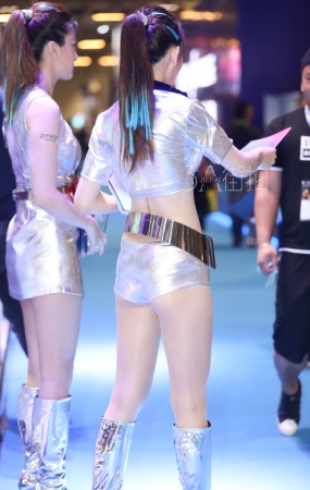 超极品银色紧身热裤肉丝美腿女神-12P