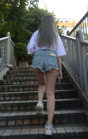 521牛仔热裤小妹（无水印精品）