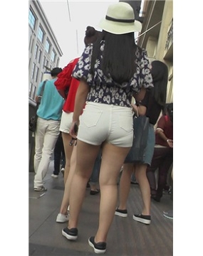 紧身白短热裤圆臀美腿女孩 [856 MB]