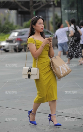 饱满的甜美女孩