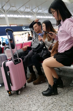 肉色丝袜黑色短裤眼睛妹子车站候车