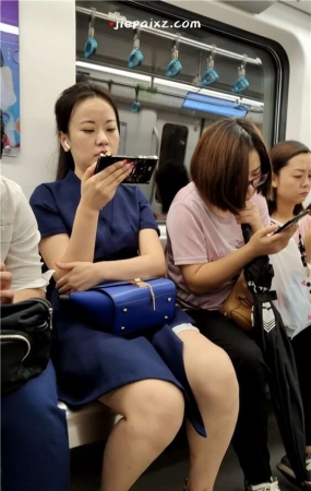 街拍地铁上的美女美腿