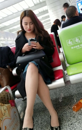 高铁站候车的肉丝极品白腿漂亮美少妇