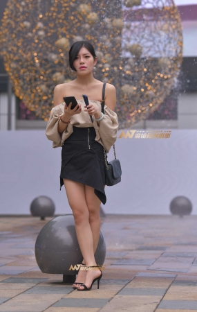 极品一字肩半裸背黑色包臀裙美女