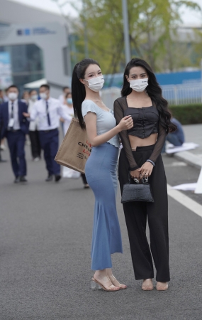 高挑蓝色长裙美女