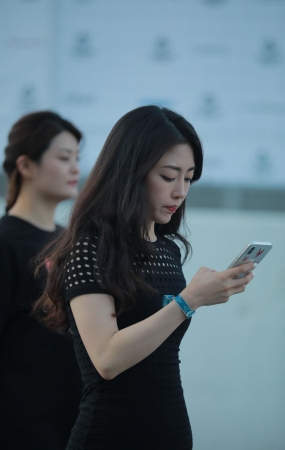 看手机小妹妹