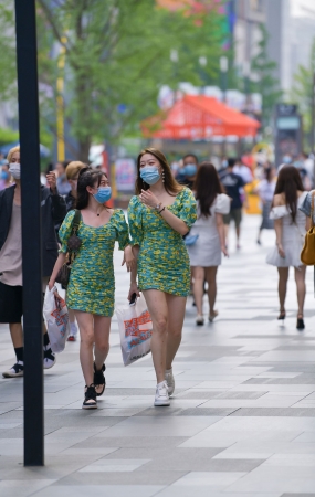 两个衣服一样的小姐姐