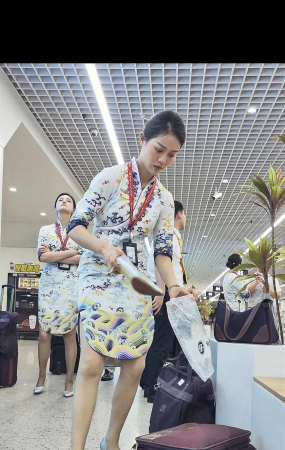 4K视频偶遇海航空姐高级灰si高跟换鞋震撼啊