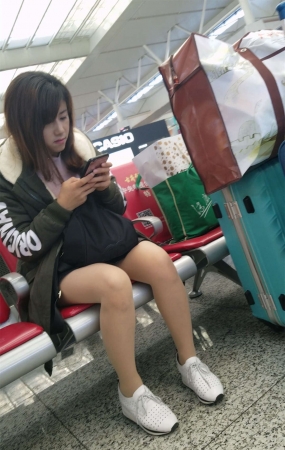 车站候车的肉色丝袜墨绿外套黑色短裙妹子