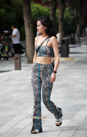 紧身露脐小背心美女赚足了回头率
