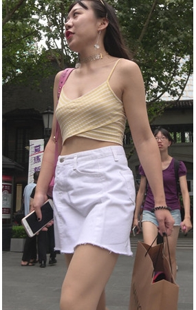 漂亮的吊带白裙妹子