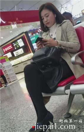4k-高铁站候车室拍摄超级性感黑丝高跟鞋美女