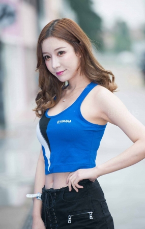 短裤美腿车模