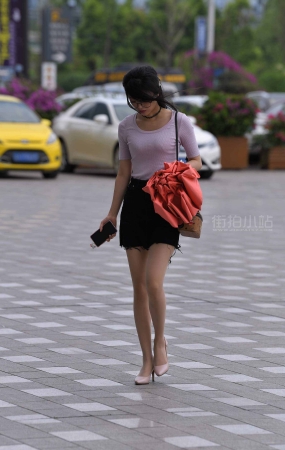 街拍长发粉色高跟美姐姐