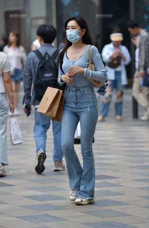 逛街牛仔裤苗条美女