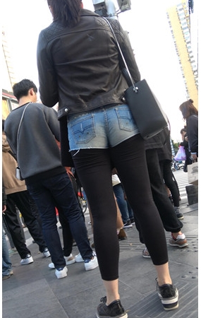 蓝牛热裤妹子