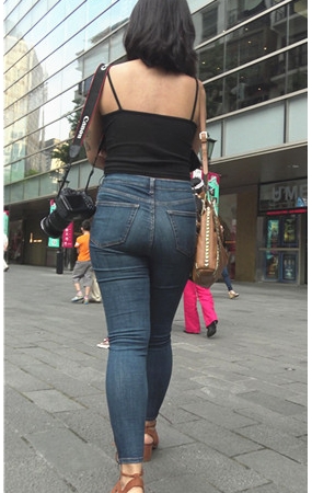 丰腴的紧身牛仔裤妹子