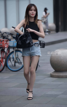街拍牛仔热裤妹子