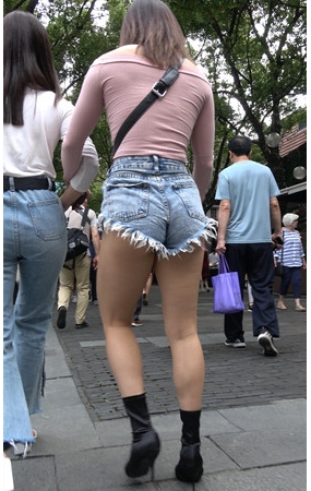 毛边牛仔热裤小姐姐