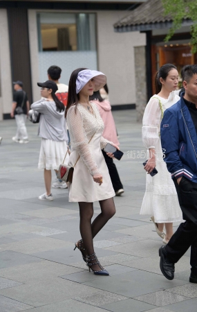 街拍爱穿嘿丝的轻熟少f