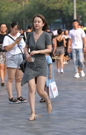 紧身包臀性感少妇