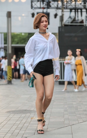 B85、清爽短发配美腿