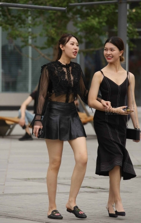 街拍皮短裙美女