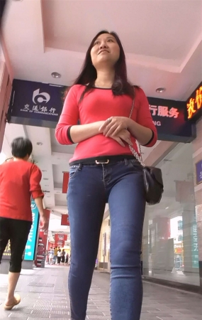 红T恤紧身蓝牛极品少妇