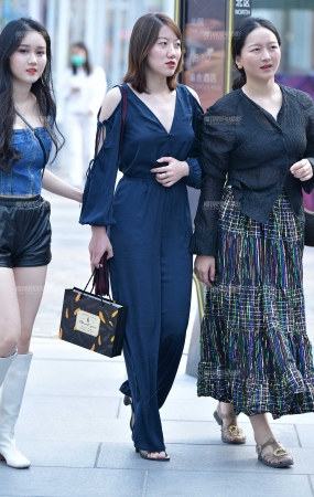 开心姐妹聊天逛街美女