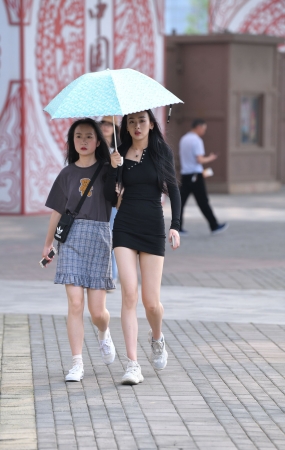 黑色连体紧身裙小姐姐