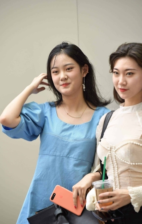 摆拍的姐妹花